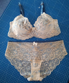 Couture et Tricot: DIY Lace Lingerie set: Berkeley bra and Stella panties