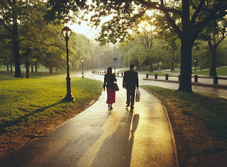 парень с девушкой гуляют в парке