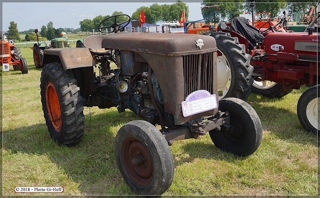 Tracteur Bison de 1953 aux vieilles machines.