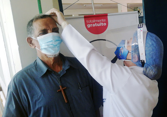 El padre Carlos Frías, procedente de Barlovento, fue uno de los asistentes a la jornada médica organizada por la Diócesis de Guarenas este 13 de marzo 2021 - @GuardianCatolic