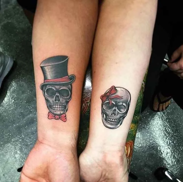 Vemos un tatuaje de pareja original