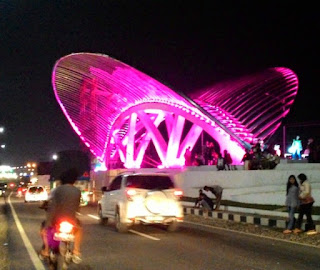 gerbang kudus kota kretek malam hari