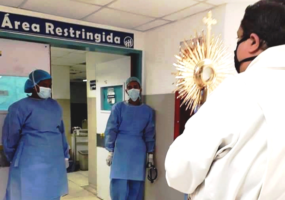 Padre Luciano Labrador lleva el Santísimo al Hospital del Seguro Social en Guarenas - @GuardianCatolic