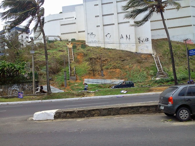 Vento forte derruba placas e deixa o mar agitado no Rio Vermelho