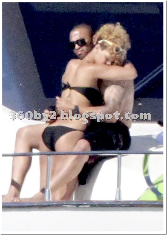 rihanna_yacht_bikini_08