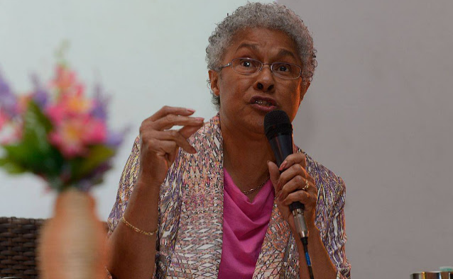 Na manhã de sábado (19/10/19) a intelectual, escritora, professora emérita da Universidade de Maryland, esposa e mãe, Patricia Hill Collins, conversou com uma plateia intimista na casa de cultura Aparelha Luzia, local considerado quilombo urbano em São Paulo, idealizado e administrado pela deputada estadual de SP (PSOL), Érica Malunguinho.