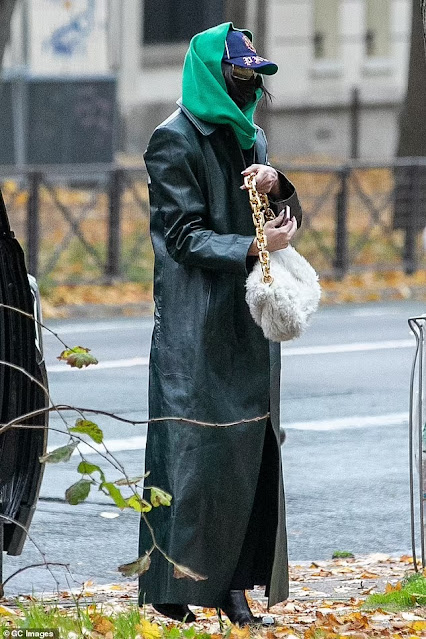 Dua Lipa sorprende con il suo abito mimetico per le strade di Parigi