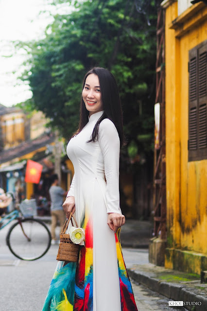 Ao dai photoshoot with professional photographer in Hoi An ancient town (Vietnam)