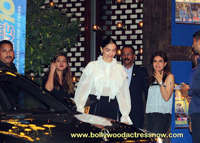 Bollywood Star Deepika Padukone at  party with the Mumbai Indians 09