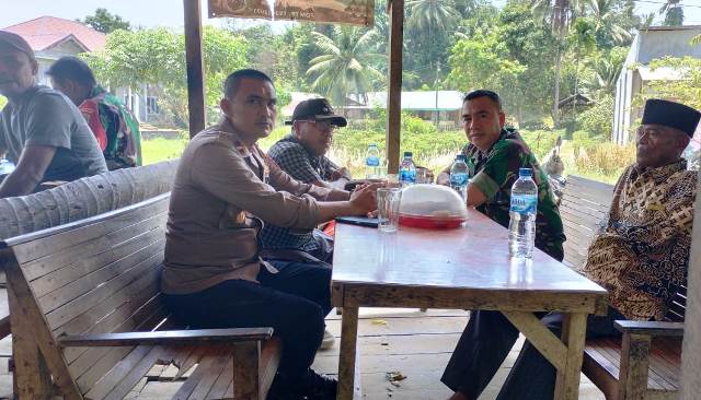 Kekompakan Kapolsek Idi Tunong bersama Danramil dan Camat Ngopi dengan Warga