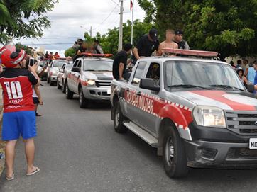 Polícia desfila por ruas e população aplaude prisão de suspeitos de matar PM na PB