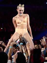 Miley Cyrus echa agua de su boca a sus fans  en un concierto