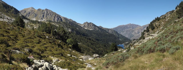 Montée vers le refuge des Bésines, l'étang au fond