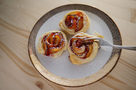 Easy and delicious dessert with plums and puff pastry