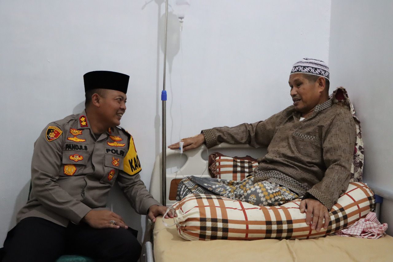 Kapolres Aceh Barat, AKBP Pandji Santoso Jenguk Ulama Kharismatik Abu H. Mahmudin Usman yang Sedang Sakit