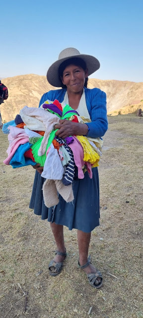 In den Gemeinden in den Bergen Boliviens in denen ich wirken darf fand ich viel Armut, arme Familien: Kinder ohne Schuhe und ohne Kleidung zum Wechseln, sie verbringen Wochen in derselben Kleidung. Das hat mich bewegt und mein Herz berührt, etwas für sie tun zu können. Aus diesem Grund habe ich gebrauchte Kleidung in viele Gemeinden gebracht. Dies bedeutet jedoch auch Kosten für Benzin und ständige Aufrechterhaltung der Mobilität, da die Straßen sehr gefährlich sind und wir sogar das Risiko eines großen Unfalls eingehen müssen.   Dank Gott und Ihrer Gebete konnte ich bisher immer sicher ankommen, um mich nach unseren Möglichkeiten um die Bedürfnisse der Menschen kümmern zu können, wie Sie in meinen Facebook-Posts und den Internetseiten gesehen haben.  Gebrauchte Kleidung sammle ich in den Städten Boliviens. Das Versenden aus Deutschland würde die Kosten für neue in Bolivien gekaufte Kleidung übersteigen. Es gäbe da auch noch das Problem mit den komplett anderen Größen in Südamerika. Unsere Menschen sind kleiner als in Europa.