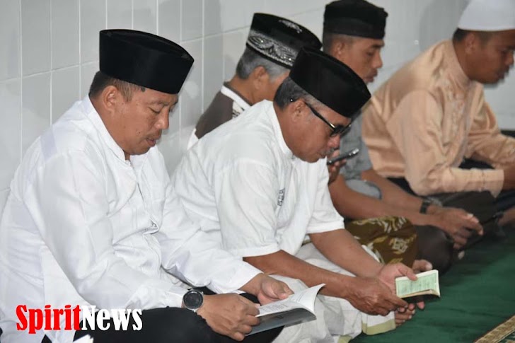 Personel Korem 141/Tp, Balakrem, Pns Beserta Ibu-ibu Persit dan Masyarakat Laksanakan Sholat Magrib Berjamaah