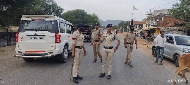 सीधी जिले में महिला दिवस पर महिला पुलिस बल ने संभाला यातायात का मोर्चा, पुलिस अधीक्षक ने विभिन्न चौराहों पर लिया व्यवस्था का जायजा।