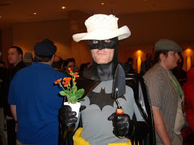 C'est apparemment une allusion au webcomic « Shortpacked » du 11 mars 2005, mais je trouve qu'elle fonctionne très bien même sans explication Batman jardinier