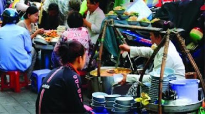 Gastronomie sur trottoir au coeur de Hanoi