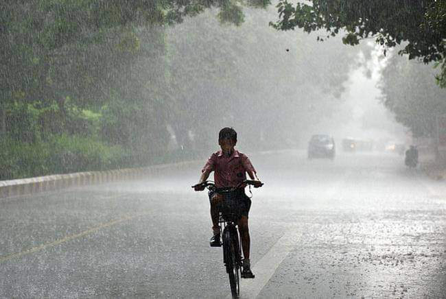 *കിഴക്കന്‍ കാറ്റിന്റെ സ്വാധീനത്താല്‍ സംസ്ഥാനത്ത് ഒറ്റപ്പെട്ട മഴ തുടരും. അടുത്ത നാല്-അഞ്ചു ദിവസങ്ങളില്‍ ഒറ്റപ്പെട്ട ഇടത്തരം മഴക്ക് സാധ്യതയുണ്ടെന്ന് കേന്ദ്ര കാലാവസ്ഥ വകുപ്പ് അറിയിച്ചു.*