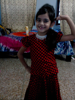 Ashpia showing her best style position in her room