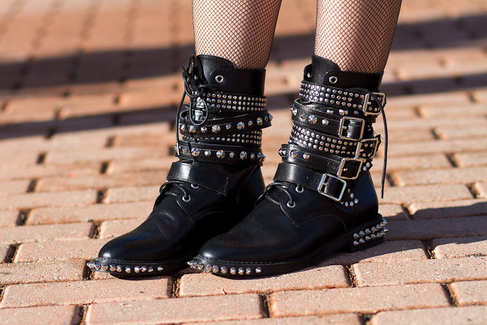 Botas con hebillas, tachuelas y pinchos / Studded and Spiked Ankle Boots: KERMT by JESSICA BUURMAN