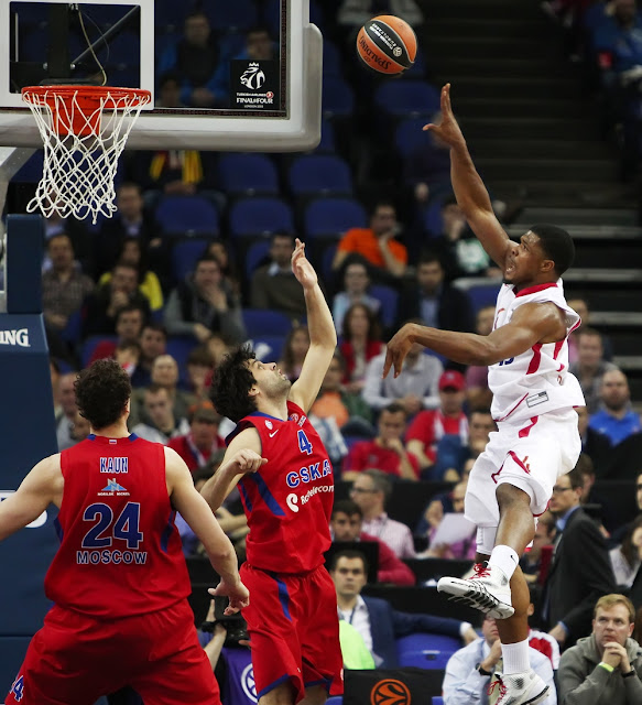 Kyle Hines, MVP of the game, in action with Miloš Teodosić and Sasha Kaun.