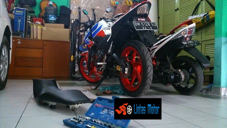 Honda CB150R Modifikasi StreetFire Terbaru