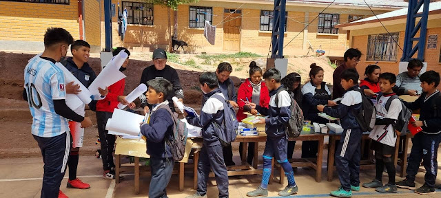Ihre Unterstützung mit Schulmaterial in der Bildungseinheit von Chairapata Bolivien bietet den Kindern neue Chancen.
