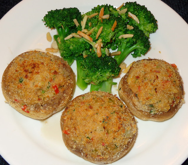 CHAMPIÑONES RELLENOS CON PATITAS DE JAIBAS PORCIONES: 3 INGREDIENTES 9 champiñones gigantes 2 cucharaditas de jugo de limón 227 g/1/2 lb. de carne de patitas de jaiba o regular 3 cucharadas de mantequilla blanda ¾ taza de cebolla cortada en cuadritos 1 diente de ajo picado ¼ taza de pimientos verdes cortados en cuadritos 1½ cucharaditas de perejil picado 3 cucharadas de harina blanca de trigo para todo uso ¾ taza de leche ¼ cucharadita de pimienta en polvo ½ cucharadita de sal 2 cucharadas de pan rallado Panco o regular Spray de aceite de oliva o regular METODO Remover el tallo de los champiñones y guardar para una sopa o un guiso. Lavar los champiñones y secar  con papel toalla. Con una brochita untar jugo de limón en los champiñones para que no se pongan de color negro al cocinar. Poner una sartén a calentar a fuego moderado, derretir la mantequilla y sofreír el ajo con la cebolla hasta que quede transparente. Agregar el pimiento rojo y cocinar por un minuto. Añadir la harina y cocinar hasta que dore. Incorporar la leche batiendo rápidamente para disolver la harina, cocinar lentamente por unos 5 minutos sin que se le queme la harina. Agregar la carne de jaiba, perejil, pimienta, sal y revolver bien. Precalentar el horno en broiler. Rellenar los champiñones, espolvorear con el pan rallado y rociar con el spray de vegetal.  Ponga los champiñones en una bandeja de hornear, colocar en el horno y dorarlos, los champiñones deben quedar al diente y no sobre cocinados. BROCOLI CON ALMENDRAS Y AJO FRITO PORCIONES: 3 INGREDIENTES 338 g/12oz de brócoli cortado en ramitos pequeños 1 cucharada de aceite de oliva 1 cucharada de mantequilla  2 dientes de ajos cortados en rodajitas 1/3 taza de almendras peladas y cortadas en rodajas Sal y pimienta a su gusto METODO En una olla hervir agua con 2 cucharaditas de sal. Agregar el brócoli, tapar, una vez que el agua hierve nuevamente colar. El brócoli debe quedar al diente, de un color verde brillante. En una sartén pequeña calentar el aceite con la mantequilla derretida, dorar las almendras con el ajo juntos y mezclar con el brócoli. Sazonar con sal y pimienta a su gusto. Servir con los champiñones rellenos.