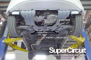 The front undercarriage of the Honda Freed with the SUPERCIRCUIT Front Under Bar and Front Lower Brace installed.