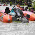 Peduli Korban Banjir di Luwu, Anggota Polri Juga Mendirikan Posko Dan Dapur Umum Membantu Pencarian Warga Korban