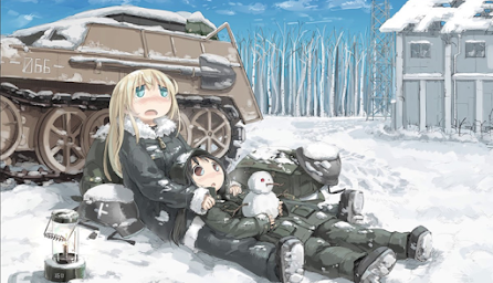Paisagem nevada, com árvores ao fundo e céu azul. Uma garota loira de olhos verdes está com uma garota de cabelos pretos e olhos castanhos deitada sobre suas pernas. A garota de cabelos pretos está segurando um boneco de neve. As garotas estão deitadas na frente de um pequeno tanque de guerra.