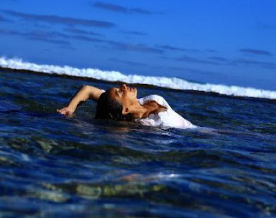 hot manisha lamba in water