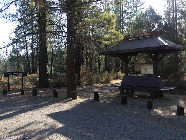 00: roofed bench with signs in the middle