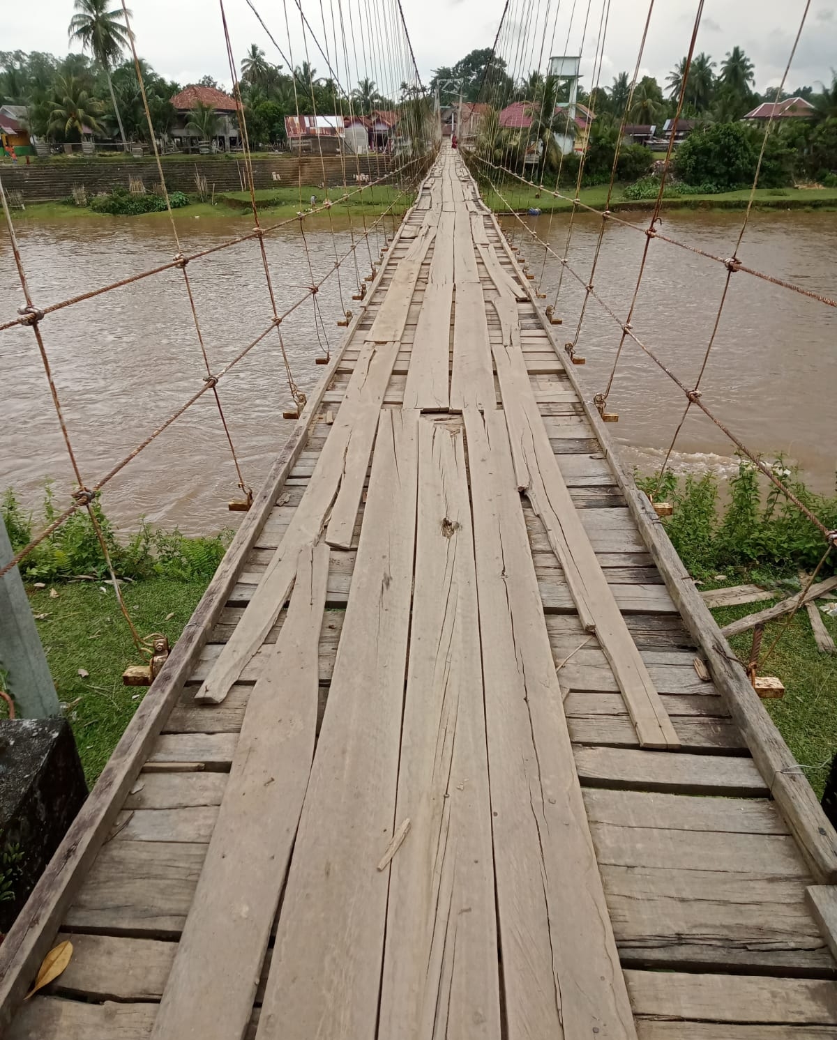 TUNTAS.CO.ID_MURATARA - Masyarakat Desa teladas yang terletak di Kecamatan Rawas ulu, Kabupaten Musi Rawas Utara mengeluh tentang akses jembatan gantung.