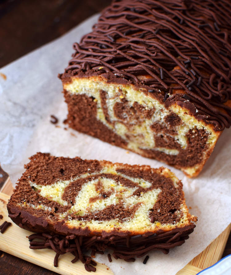 Torta marmoleada de vainilla y chocolate estilo ponqué