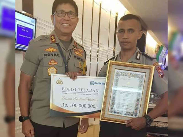 Tito Karnavian Beri Penghargaan Polisi Teladan ke Bastian Tuhuteru 