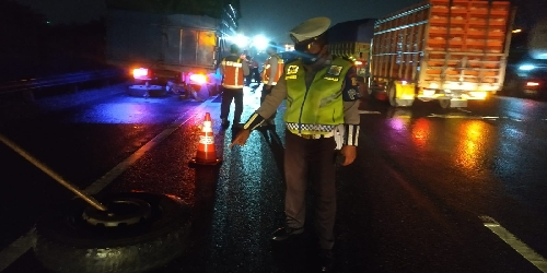 Kurang Konsentrasi Saat Berkendara, Satlantas Polresta Tangerang Evakuasi Mobil Yang Alami Kecelakaan