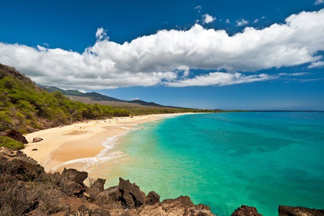  Năm thứ hai liên tiếp đứng đầu danh sách những hòn đảo đẹp nhất thế giới, Maui chắc hẳn giữ trong mình những bí mật ít ai biết được. Đó có thể là phong cảnh hùng vĩ của Công viên quốc gia Haleakala, nơi bạn có thể gặp những con cá voi khổng lồ, hay là những bãi biển thiên đường.