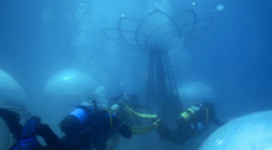 Im Gewächshaus Projekt Nemo's Garden in Italien erfolgt die Pflanzenproduktion mit kugelförmigen Biosphären, die unter Wasser platziert werden.