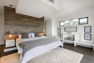 Un dormitorio con una pared decorativa de madera