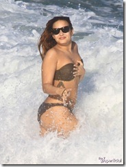 demi-lovato-bikini-0419-31-435x580