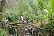 Bhabinkamtibmas Di Simeulue Dan Bhabinsah Bergotong Royong Bersihkan Saluran Air