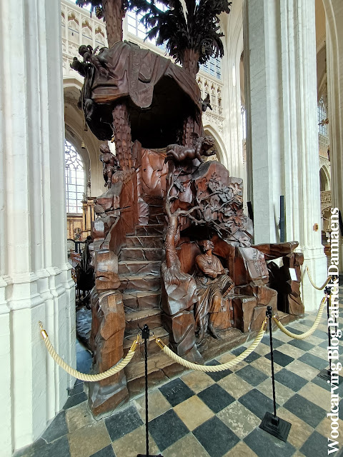 Preekstoel in de collegiale Sint-Pieterskerk in Leuven | 18de-eeuwse preekstoel | Preekstoel met ornamenten