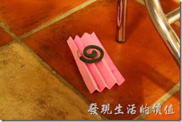 台南-阿菊食堂。居然給我在隔壁桌的桌子底下點放了蚊香，這樣用餐會是什麼感覺？