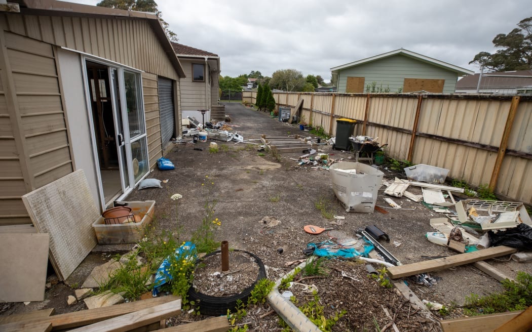 Cư dân tây Auckland cho biết những ngôi nhà không thể ở được của họ sau trận lụt chính là mục tiêu của kẻ cướp. ẢNH: RNZ/NICK MONRO