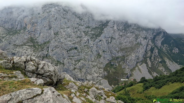 Bulnes desde la salida de los Llanos del Tornu