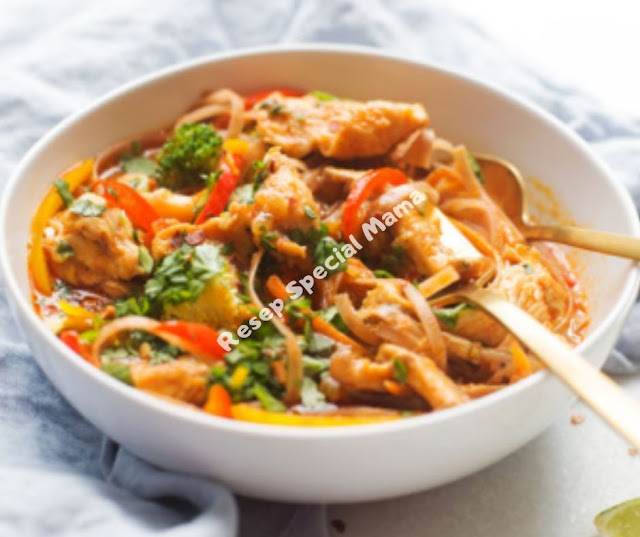 CHICKEN PANANG CURRY NOODLE BOWLS